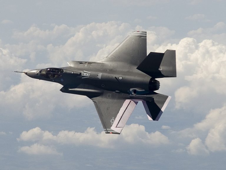 VEDE VOLARE UN F35, MA ERA SOLTANTO UN UFO