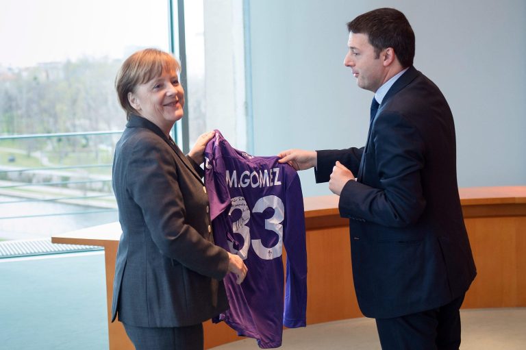 LA MERKEL RICAMBIA IL REGALO: IL SUO TAILLEUR PER MARIO GOMEZ