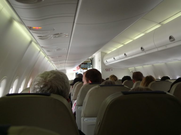 UE, NOVITÀ IN VOLO: FINO A DUE ANNI DI CARCERE AI PASSEGGERI CHE APPLAUDONO DOPO L’ATTERRAGGIO