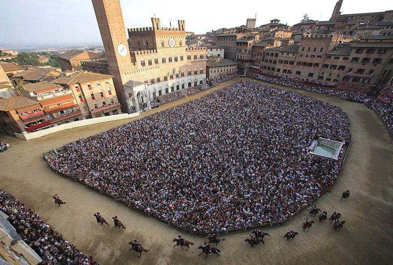 PALIO DI SIENA: DOPO MEZZO SECOLO, TORNA A CORRERE LA CONTRADA DEL CIUCO NERO