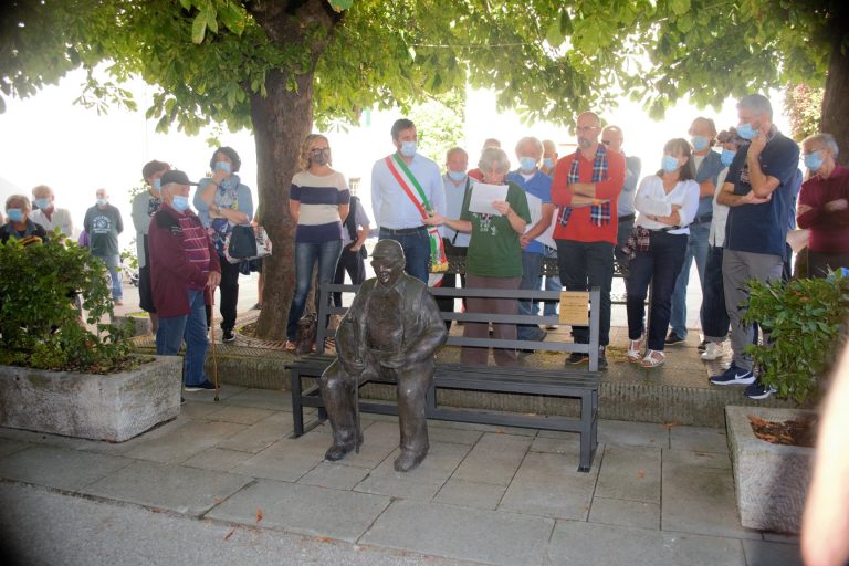 GIANCARLO TORNA IN PIAZZA: INAUGURATA LA STATUA